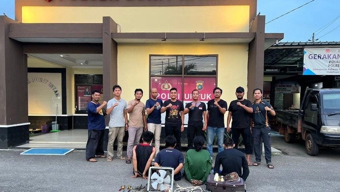 1763874353936-keempat-pelaku-diamankan-di-mapolsek-butik-intan-1763822093993_169