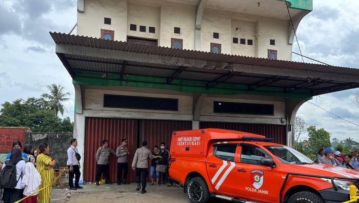 1763982348660-polisi-melakukan-olah-tkp-penemuan-irt-ditemukan-tewas-bersimbah-darah-di-ruko-kota-jambi-1763970081368_169