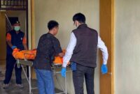 1763982356588-polisi-mengevakuasi-jenazah-irt-di-jambi-diduga-korban-pembunuhan-1763963512474_169