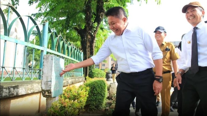 1764025491367-gubernur-sumsel-herman-deru-didampingi-wali-kota-palembang-ratu-dewa-meninjau-titik-nol-1763964579966_169