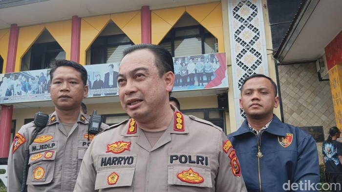 1764090356911-kapolrestabes-palembang-kombes-harryo-sugihhartono-1748004801928_169