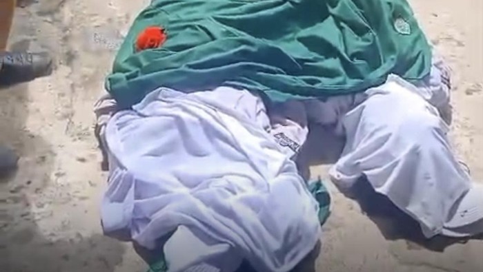 1764133558950-jasad-kedua-korban-usai-dievakuasi-warga-sekitar-1764116886958_169