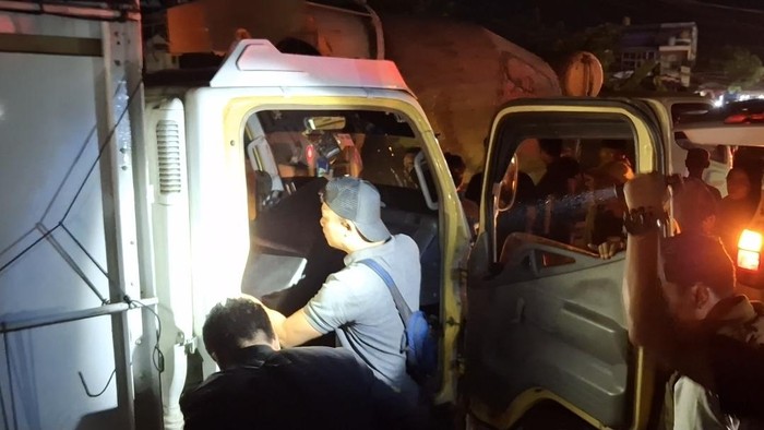 1764133564450-polisi-saat-berada-di-lokasi-kejadian-sopir-asal-lampung-ditikam-pemalak-1764062857385_169