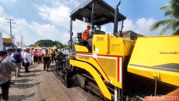 1764176794000-perbaikan-jalan-nasional-di-sumsel-1764146791007_169