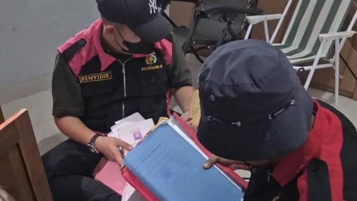 1764219995314-petugas-menyita-dokumen-saat-menggeledah-kantor-dan-rumah-ketua-koni-pangkalpinang-1764212281405_169