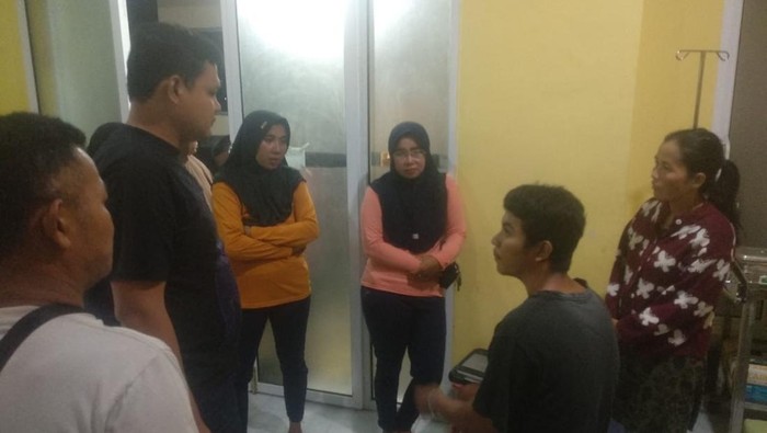 1764241578521-korban-duduk-baju-hitam-saat-di-puskesmas-tempilang-1764225867079_169