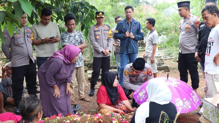 1764263159358-kelvin-yang-ditemukan-tinggal-kerangka-dimakamkan-1764235390103_169