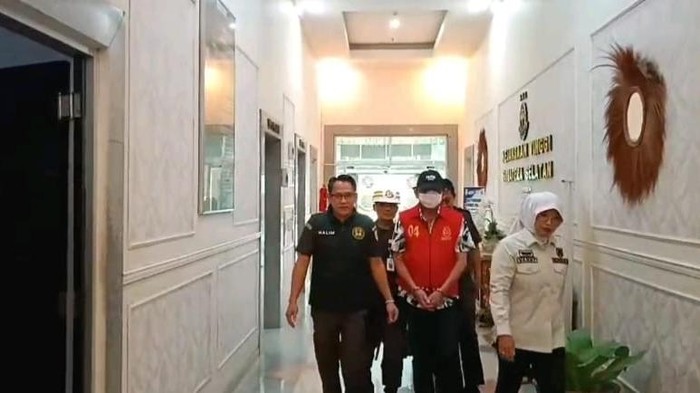 1764263160662-tersangka-dasril-digiring-ke-mobil-tahanan-kejati-sumsel-1764243194099_169