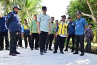 1764284687396-bupati-lampung-selatan-radityo-egi-pratama-meninjau-perbaikan-jalan-di-desa-pasuruan-1764248971693_169