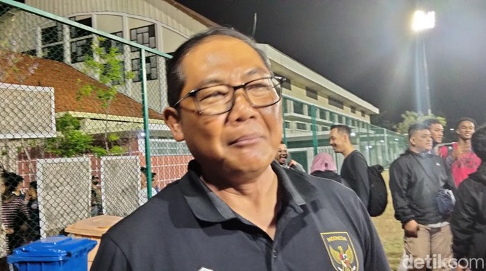 1764306372842-manajer-timnas-sumardji_169