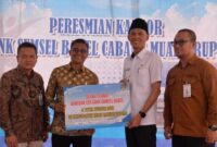 1764306381194-bank-sumsel-babel-serahkan-bantuan-ke-pemda-muratara-1764243548294_169