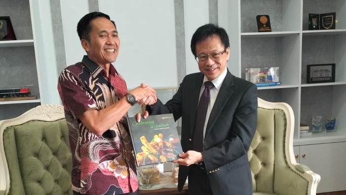 1764327997628-wali-kota-palembang-ratu-dewa-menerima-audiensi-dari-konsulat-jenderal-konjen-singapura-1764302138952_169