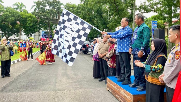 1764349564309-sekda-sumsel-edward-chandra-melepas-pawai-karnaval-pelajar-di-palembang-1764330843836_169