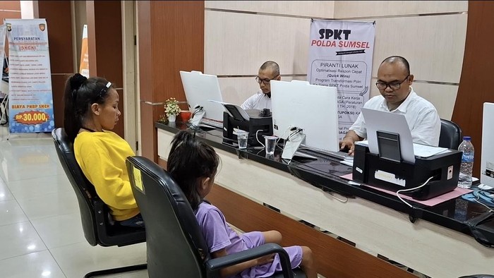 1764392796827-meta-bersama-anaknya-mendatangi-spkt-polda-sumsel-untuk-melaporkan-suaminya-1764332771938_169