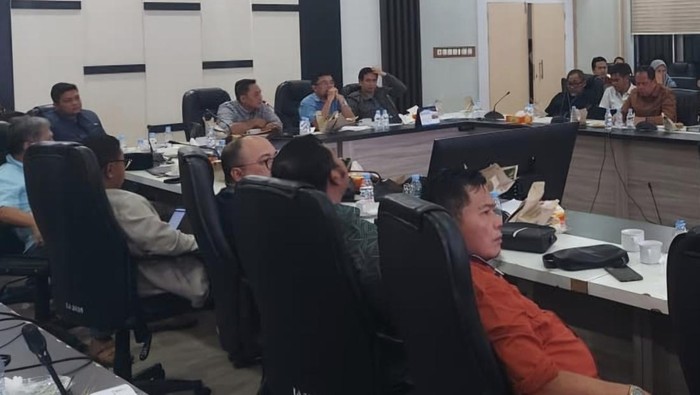 1764435950195-dewan-gelar-rapat-banggar-soal-atasi-krisis-obat-di-rsud-jambi-1764419034366_169