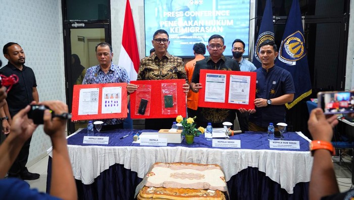 1764435951271-imigrasi-kelas-i-palembang-merilis-wna-asal-pakistan-yang-melanggar-izin-tinggal-di-sumsel-1764398431747_169