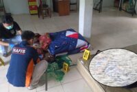1764479118148-petugas-saat-melakukan-olah-tkp-penemuan-mayat-di-dalam-ruko-di-oku-selatan-1764472489192_169