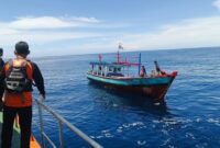 1764522398152-petugas-saat-mengevakuasi-kapal-nelayan-yang-mati-mesin-1764497141087_169