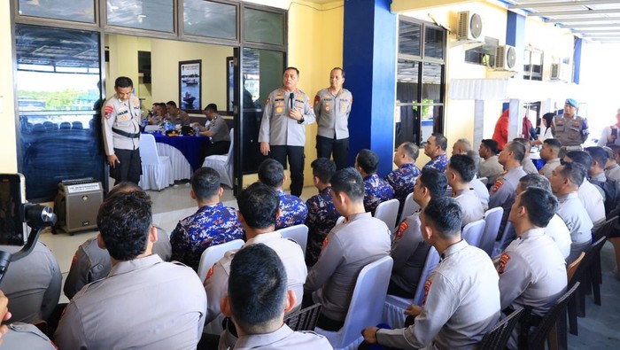 1764587184656-kapolda-babel-irjen-viktor-t-sihombing-memberikan-arahan-di-hut-ke-75-polairud-1764582020958_169