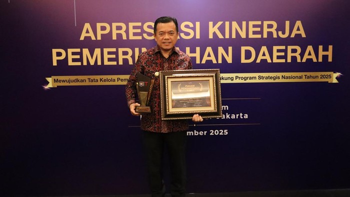 1764651976354-pemprov-jambi-raih-penghargaan-dari-kemendagri-1764645786549_169