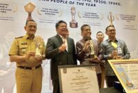 1764695215728-gubernur-sumsel-herman-deru-dalam-rangka-penghargaan-tpid-tp2dd-tpakd-dan-people-of-the-year-1764655312000_169