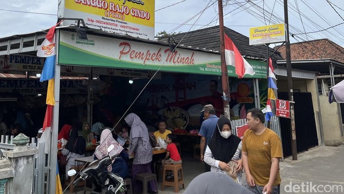 1764738383330-pempek-minah-yang-berada-di-kawasan-kampung-pempek-palembang-1764691110630_169