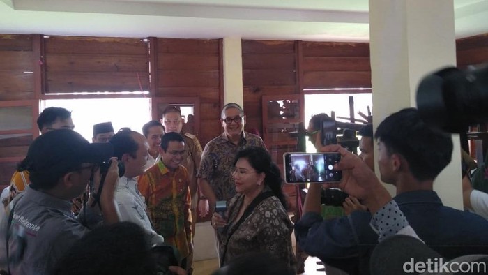 1764738385147-putra-nababan-dan-evita-nursanty-saat-berkunjung-ke-sentra-songket-tuan-kentang-1764686474190_169