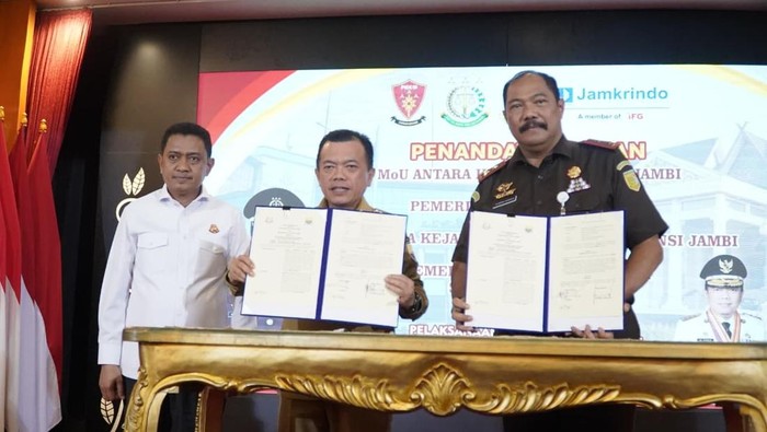 1764760011203-gubernur-jambi-al-haris-bersama-kajati-jambi-sugeng-dengan-didampingi-jaksa-agung-muda-tindak-pidana-umum-kejagung-1764731230558_169