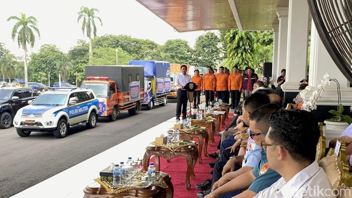 1764781611484-gubernur-sumsel-herman-deru-melepas-bantuan-kemanusiaan-untuk-tiga-provinsi-di-pulau-sumatera-1764758041599_169