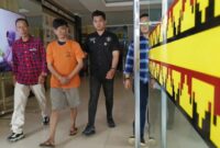 1764954410231-polisi-menangkap-pria-sebagai-bandar-togel-online-di-bandar-lampung-1764921170046_169