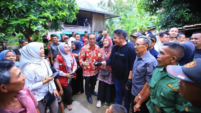 1764997564348-gubernur-sumsel-herman-deru-saat-dialog-bersama-warga-1764948263145_169