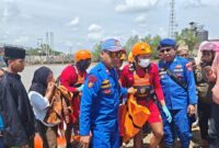 1764997564907-tim-gabungan-saat-mengevakuasi-jasad-bocah-yang-dilaporkan-hilang-di-banyuasin-1764990383246_169