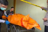 1764997565458-polisi-saat-mengevakuasi-irt-tewas-dalam-ruko-di-jambi-1764911932910_169