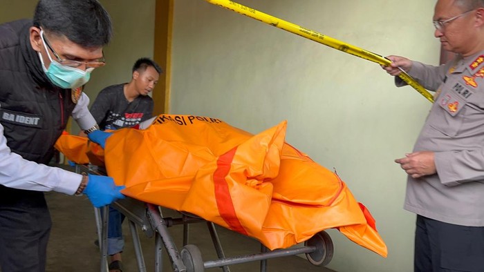 1764997565458-polisi-saat-mengevakuasi-irt-tewas-dalam-ruko-di-jambi-1764911932910_169