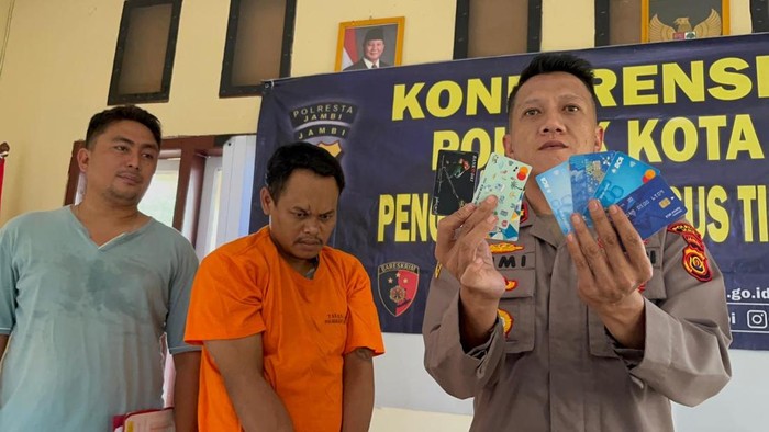 1764997574756-pelaku-ganjal-atm-di-jambi-diamankan-polisi-1764931369040_169