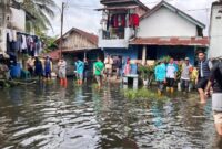 1765019148287-wali-kota-palembang-ratu-dewa-meninjau-banjir-di-16-ulu-palembang-1765002067861_169