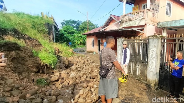 1765019148866-wali-kota-palembang-ratu-dewa-dan-camat-gandus-jufriansyah-meninjau-jembatan-yang-amblas-1764992037538_169