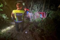 1765083927291-kecelakaan-mobil-wisata-di-sungai-penuh-jambi-1765081423496_169