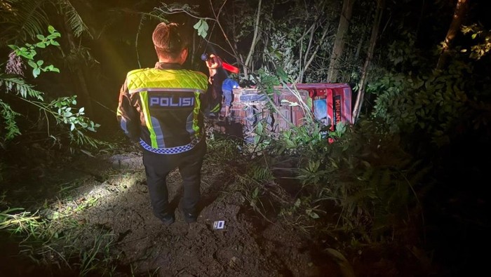 1765083927291-kecelakaan-mobil-wisata-di-sungai-penuh-jambi-1765081423496_169