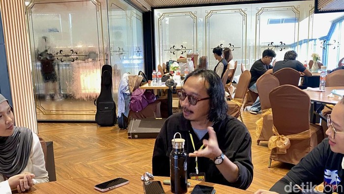 1765083928383-popo-mangun-sosok-di-balik-merchandise-official-soundrenaline-1765069865925_169