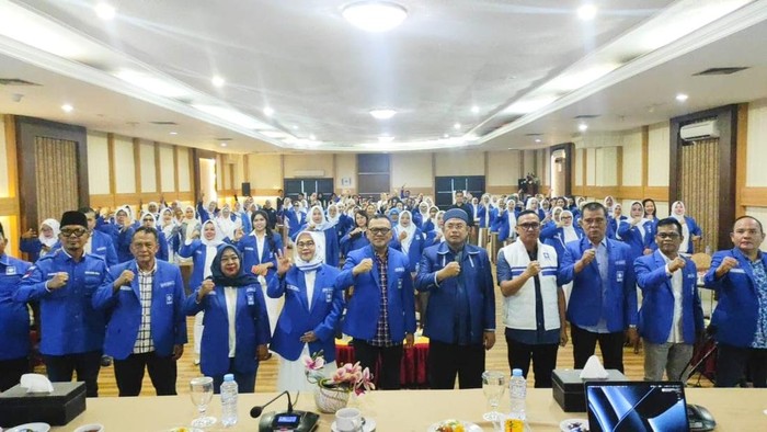 1765105573469-joncik-muhammad-membuka-pelatihan-kepemimpinan-dpw-puan-sumsel-1765080582552_169