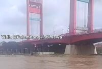 1765105574438-muatan-batu-bata-dari-tongkang-menabrak-badan-jembatan-ampera-1765095009594_169