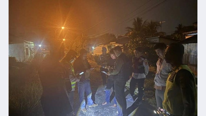 1765105574892-petugas-kepolisian-melakukan-olah-tkp-dan-memintai-keterangan-saksi-saksi-1765093243660_169