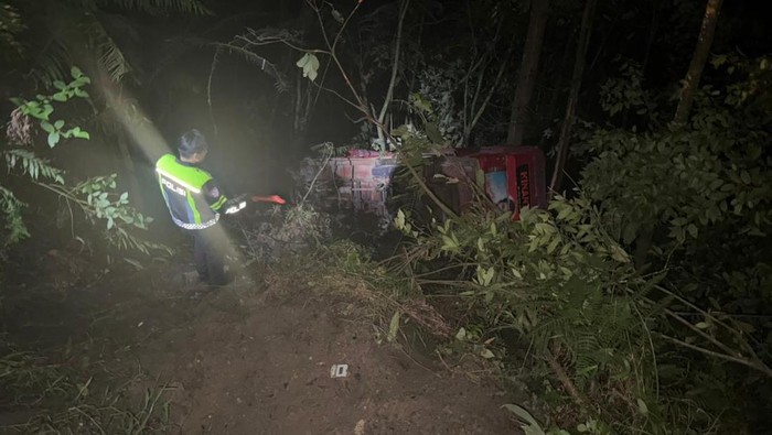 1765105575384-kecelakaan-mobil-wisata-di-sungai-penuh-jambi-1765081775708_169