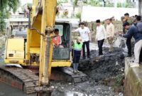 1765127134277-bpbd-bengkulu-mengantisipasi-bencana-yang-bisa-terjadi-di-wilayah-itu-dengan-membersihkan-saluran-air-1765099767555_169