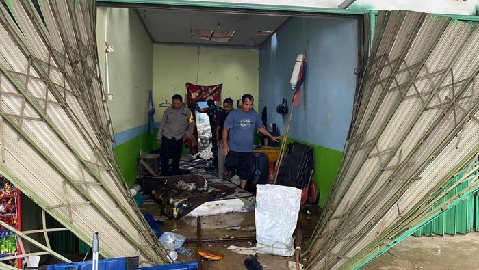 1765127134768-tkp-ledakan-dan-obat-nyamuk-yang-meledak-akibat-korsleting-listrik-1765101156795_169