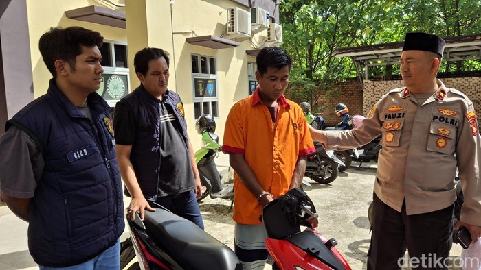 1765127137086-tampang-pelaku-saat-berhasil-diamankan-di-polsek-ilir-barat-ii-1765098375141_169