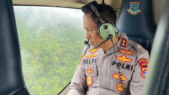 1765127137995-kapolda-lampung-irjen-helfi-assegaf-saat-memantau-aktivitas-pembalakan-di-hutan-pesisir-barat-1765097957108_169