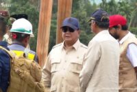 1765170370986-presiden-prabowo-subianto-meninjau-jembatan-di-teupin-mane-kecamatan-juli-bireuen-aceh-yang-putus-akibat-banjir-screenshot-liv-1765086114419_169