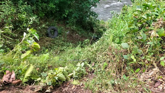 1765170372850-lokasi-mobil-masuk-jurang-di-perbatasa-merangin-kerinci-jambi-1765153460518_169